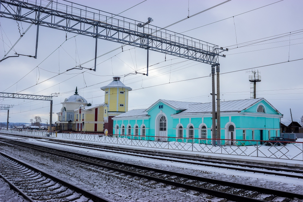 Водонапорная башня между старым и новым вокзалами. Фото В.Головина, 2015 г.